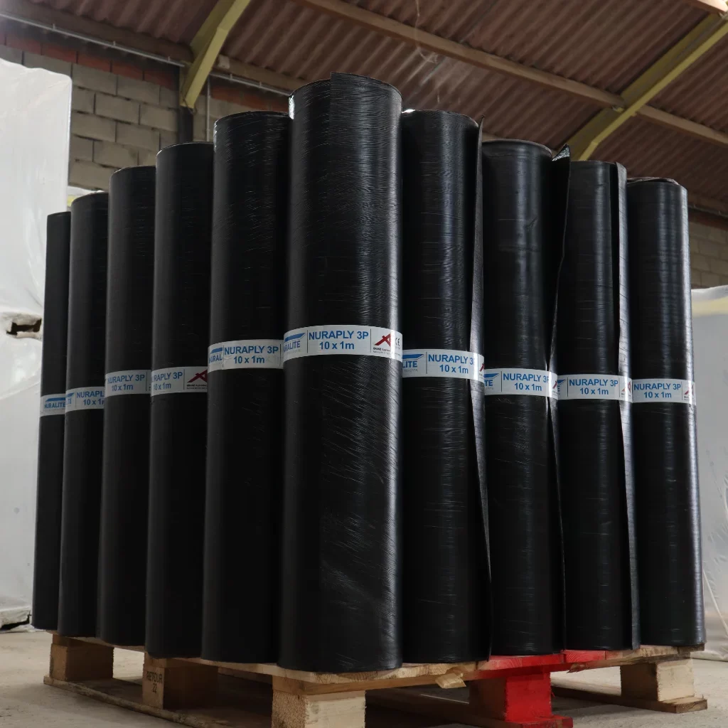 rouleau de roofing / Membrane d'étanchéité posé l'un à coté de l'autre